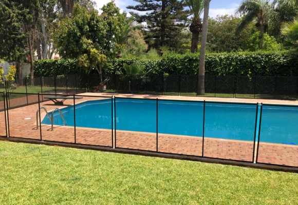 Sécurité Piscine Enfant : Guide Complet & Solutions au Maroc