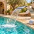 Cascades et lames d’eau : comment agrémenter sa piscine au Maroc ?